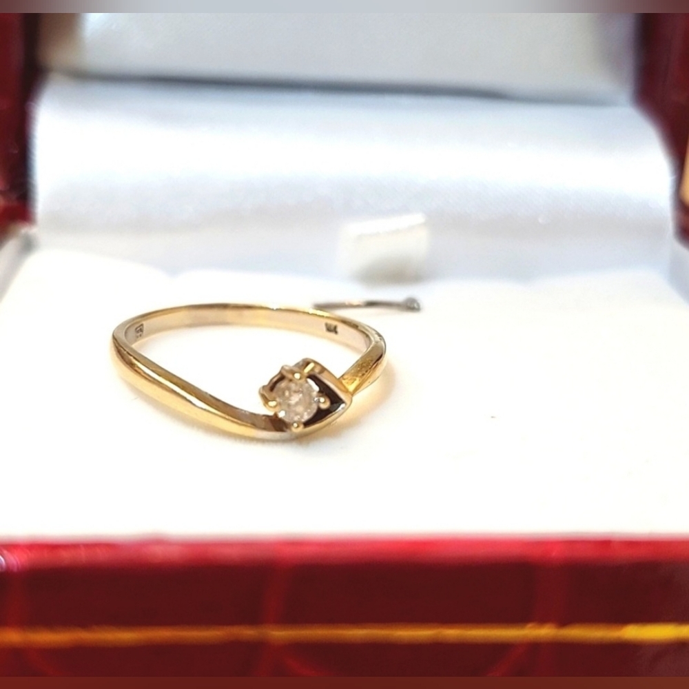 18K Gold Diamond Ring - Picture 2 of 5